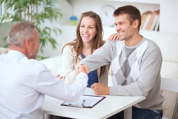 couple-getting-an-in-home-consultation